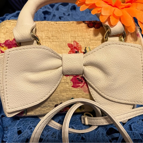 Betsy Johnson gently loved detachable strap Crossbody mini purse - Picture 2 of 16